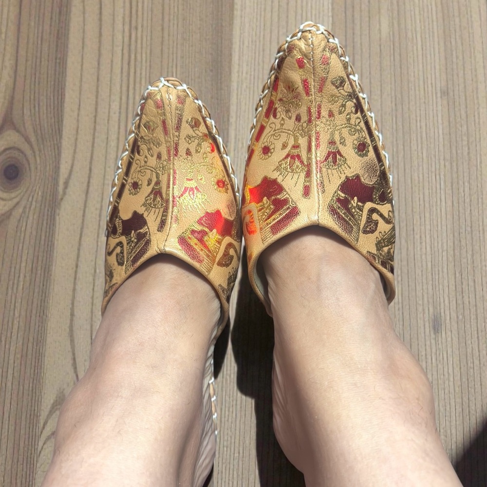 Pharaonic Egyptian Handmade Leather Slippers. Tooled Metallic Nefertiti Design - Picture 8 of 14